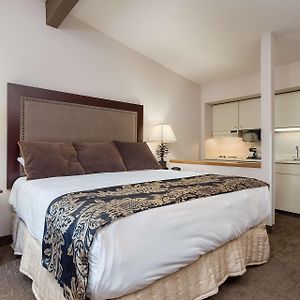Executive Suite King w or Kitchenette RV